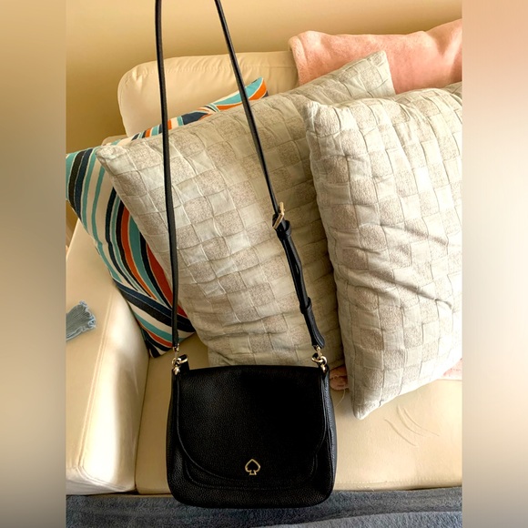 Black Kate Spade purse. Used, in excellent condition. Barely any wear or tear. - Picture 1 of 7